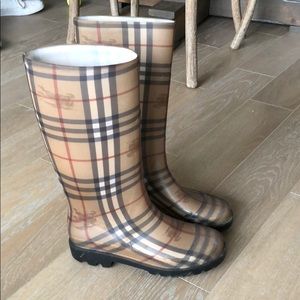Burberry Rain Boots size 38 boots are lightly used and run a bit small. New pics